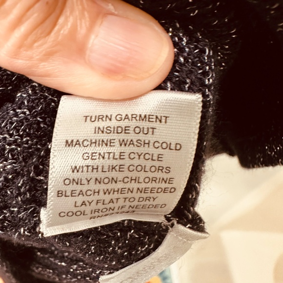 New York & Company Black w/ Silver Metallic V-Neck 3/4 Sleeve Knit Top Sz. Small - Picture 7 of 9